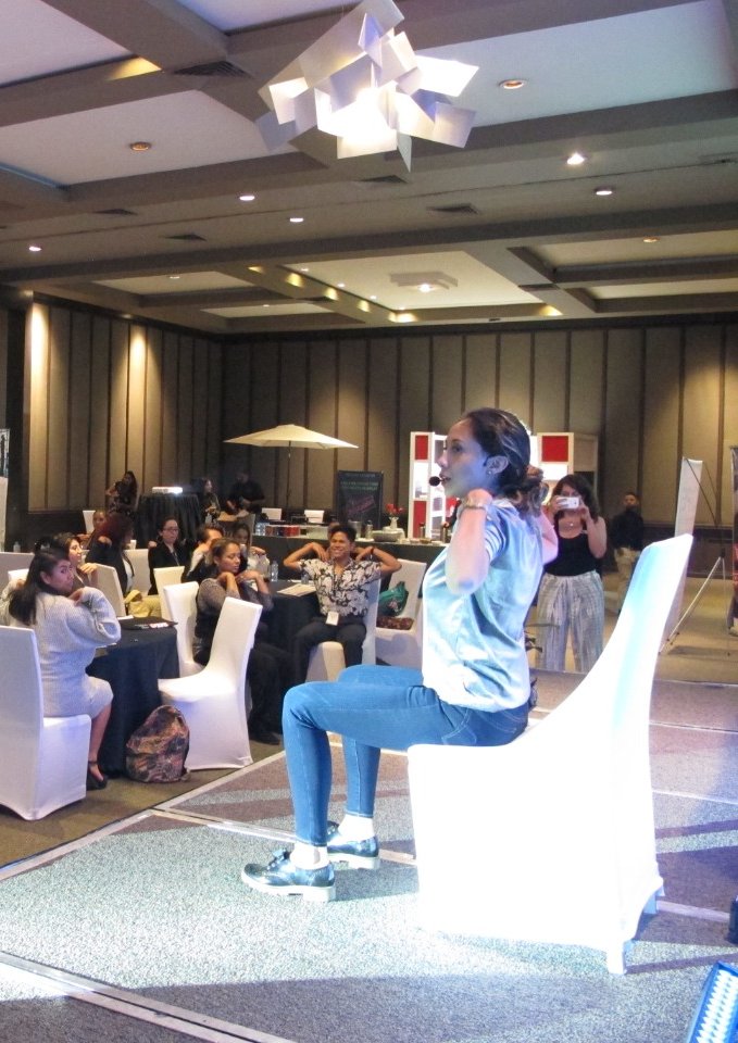 Paulina impartiendo una pausa activa en un evento corporativo