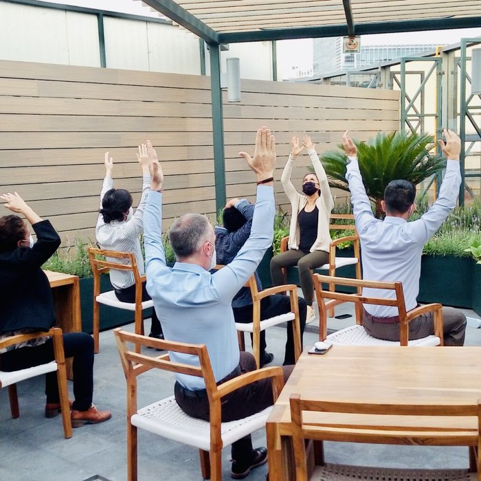 Pausa activa con equipo corporativo en terraza