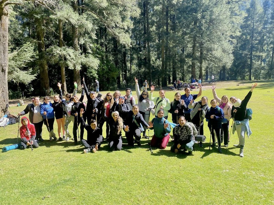 Equipo en un offsite integrativo en el bosque