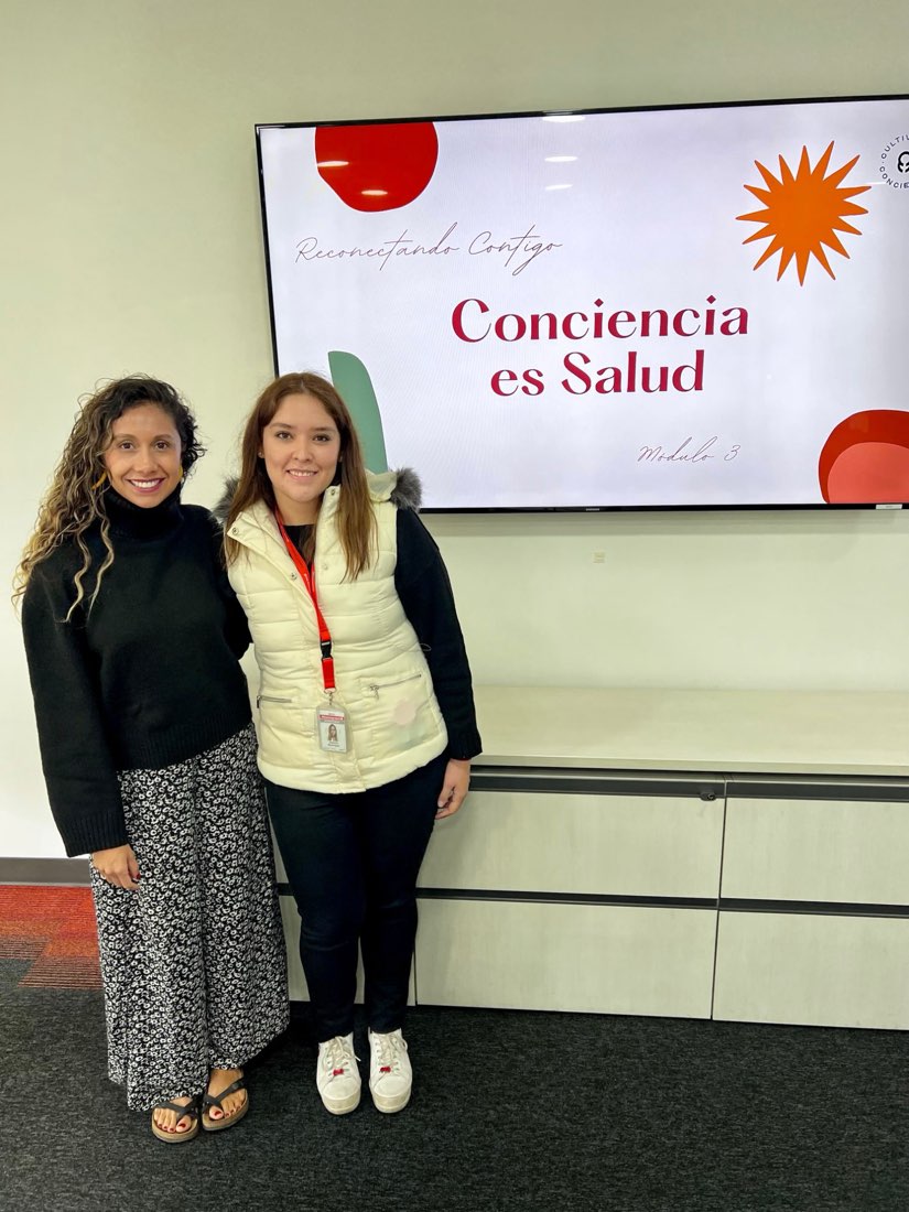 Paulina con una participante del Taller Conciencia es Salud